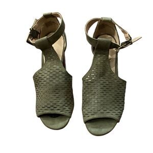 EXPRESS Perforated chunky block heel shoes olive green size 6 peep toe